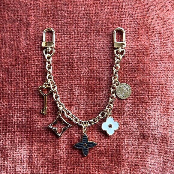 CLOVER BAG CHARM - Gold Tone ☀️ - Picture 6 of 7